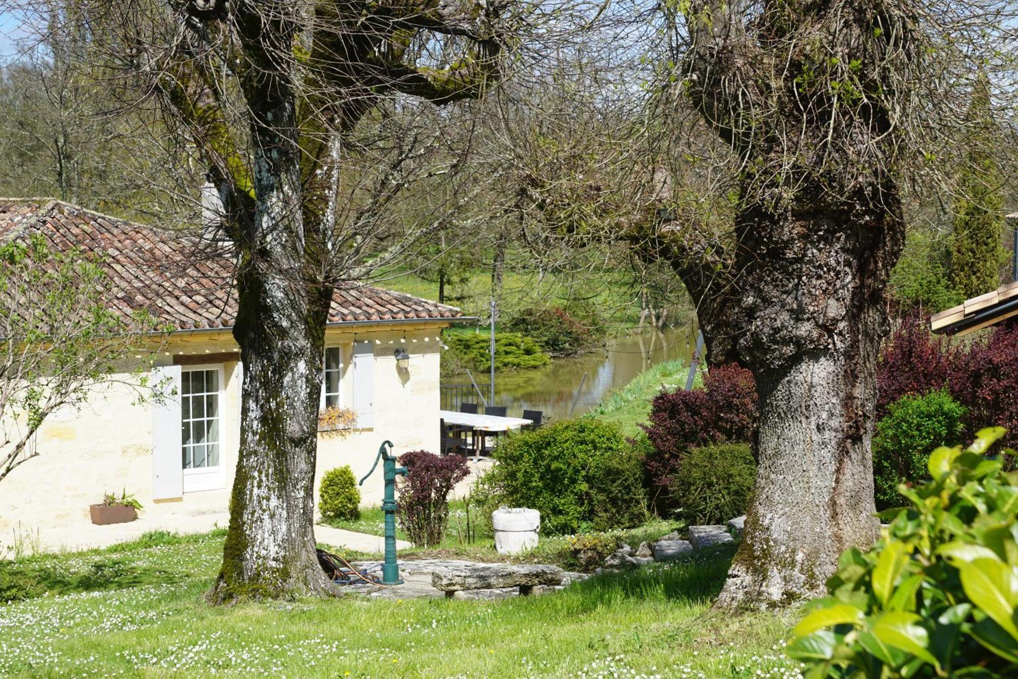 Moulin Notre Dame Hotel Saint-Genes-de-Castillon Exterior photo